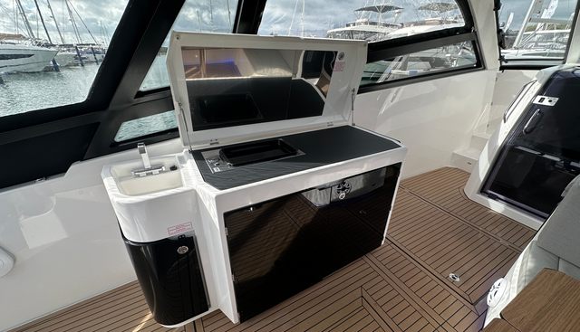 Bavaria Vida 33 Hard Top Layout 2-PALMA BOAT SHOW DISCOUNT SAVE:  22.000€ yacht for sale 15