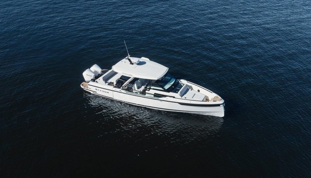 320GTO-798 yacht for sale 5