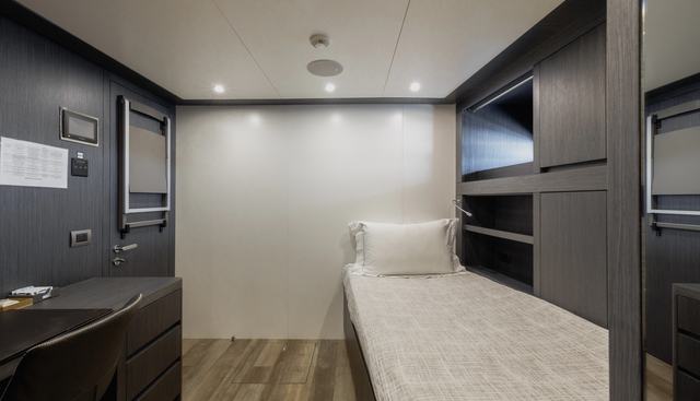 FLYING DAGGER III yacht for sale 18