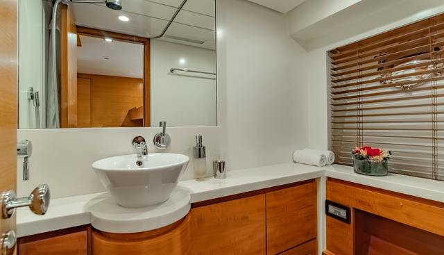 HUMMINGBIRD yacht for sale 12