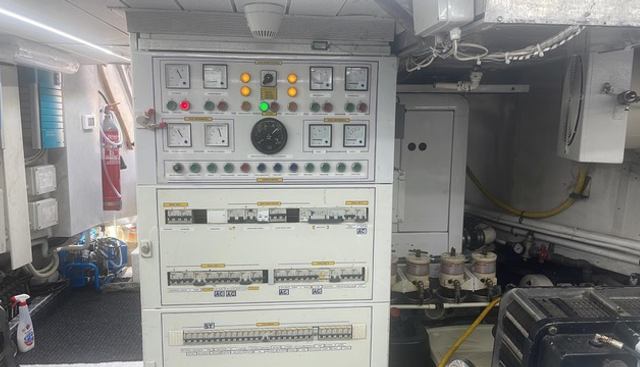 Azimut 80 yacht for sale 32