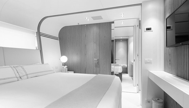 EH2 yacht for sale 20