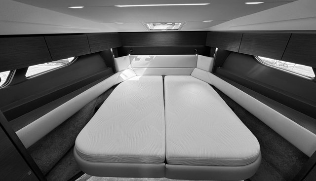 Roxy 2 yacht for sale 32