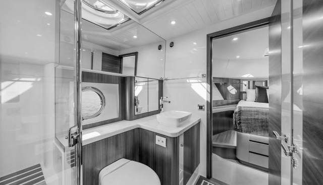 54 DAYBRIDGE yacht for sale 32