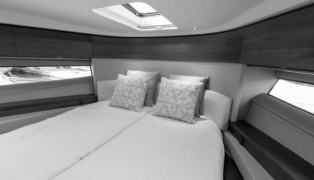 F50201 yacht for sale 34