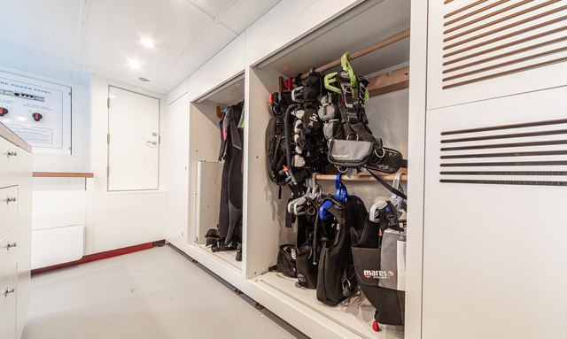 Atom yacht Dedicated Dive Center