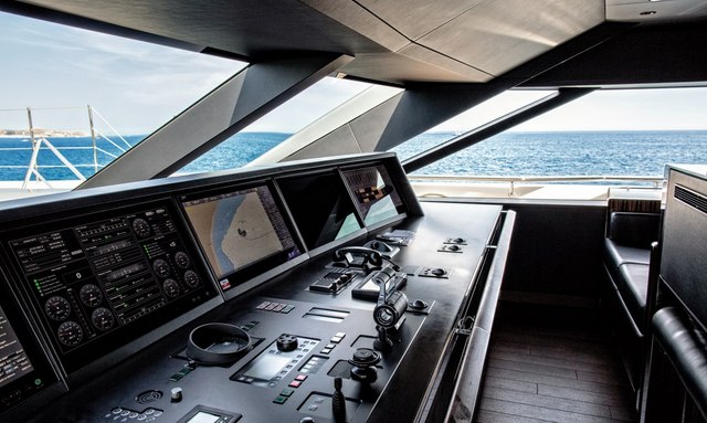 Halo yacht Highly specified wheelhouse