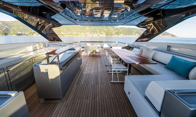 Convict yacht Flybridge with hardtop, bar and dining layout