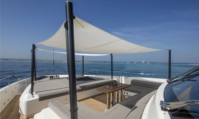 Custom Line 33/37 yacht Foredeck Lounge Placement