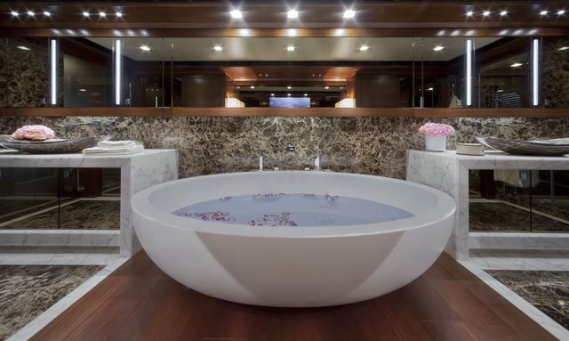 Odyssey yacht Full-Beam Master Bathroom