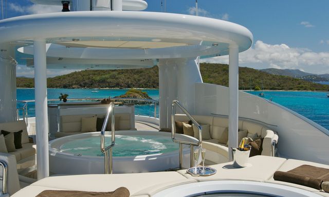 Atlas yacht Glass-bottomed Jacuzzi 