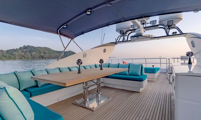 Hummingbird yacht Flybridge Entertainment Deck