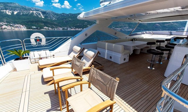 Round Midnight yacht Spacious Flybridge