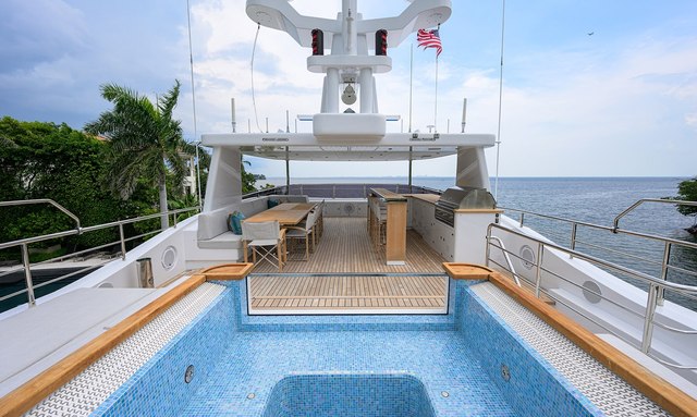 Uptight yacht Sundeck Jacuzzi