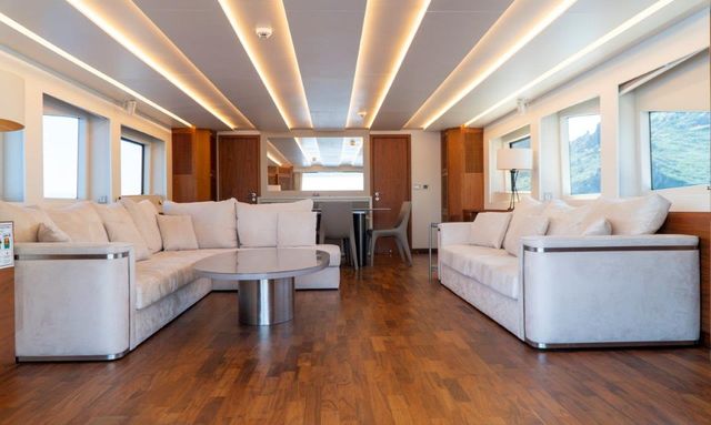 Victory yacht Sophisticated Salon