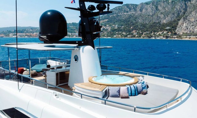 Away yacht Spacious Sundeck