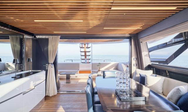 D Five yacht Seamless Indoor/Outdoor Living