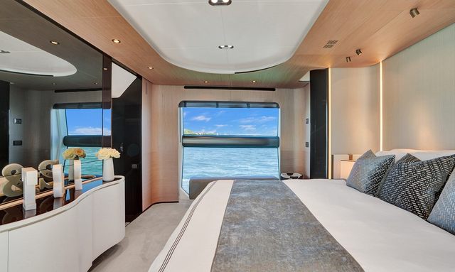 Enchante yacht Full-Beam Owner's Cabin