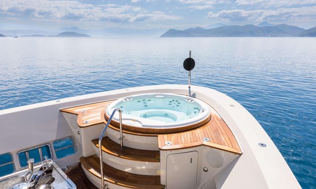 Zanoza yacht Dual Hot Tubs