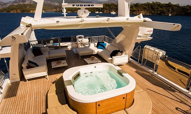 Afina yacht Entertainment-Focused Sundeck