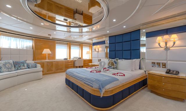 Lady Azul yacht Full-Beam Main Deck Master
