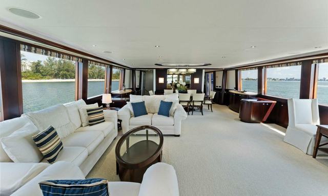Rockwater yacht Full-Beam Salon