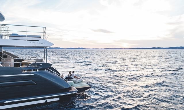 Aluminia Too yacht Fold-Out Beach Club