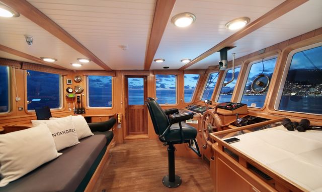 Santandrea yacht Advanced Wheelhouse