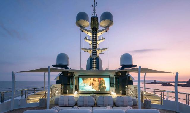 DreAMBoat 1 yacht Outdoor Cinema 