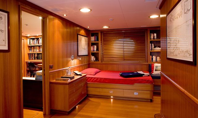 Heritage Of London yacht Versatile Owner’s Suite