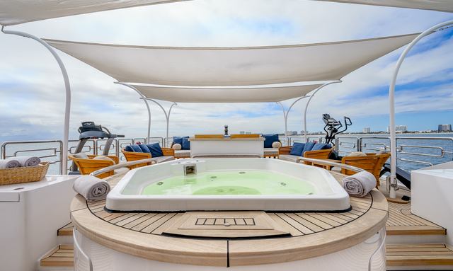 Starfire yacht Convertible Sundeck