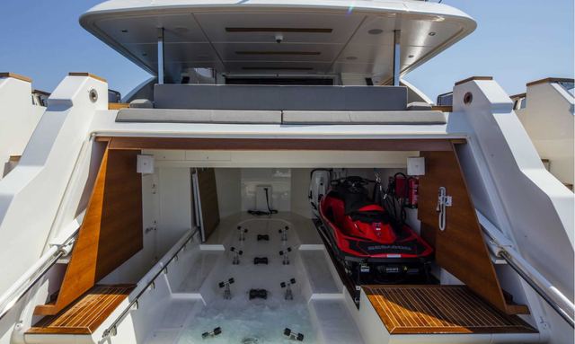 Amity yacht Dual Mode Transom Beach Club