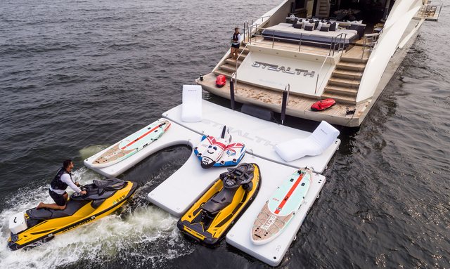 Stealth yacht Watertoy Docking