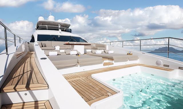 Emina yacht Bow Lounge With a Pool
