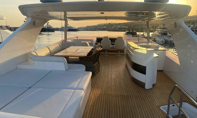 Vixen yacht Flybridge Built for Entertaining