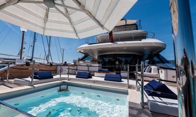 King's Lair yacht Main Deck Pool