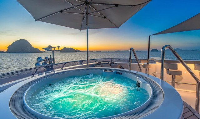 Sapphire yacht Sundeck Jacuzzi