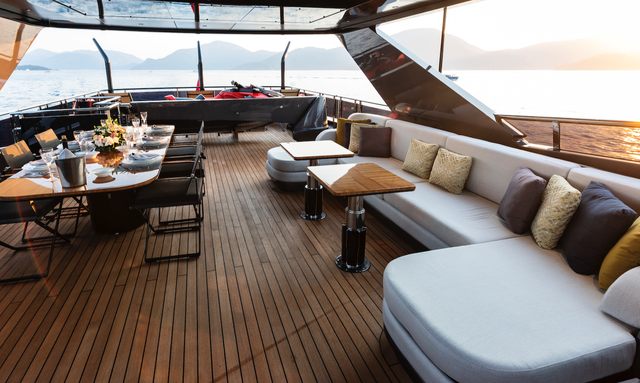 Seastar yacht Flybridge with adjustable louvered hardtop