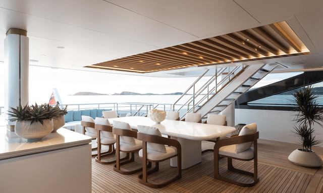 Inari yacht Flybridge Dining for 10