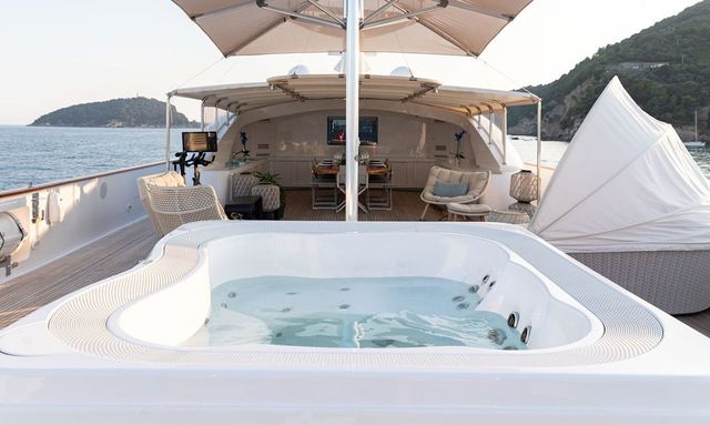 Sophie Blue yacht Sun Deck Jacuzzi 