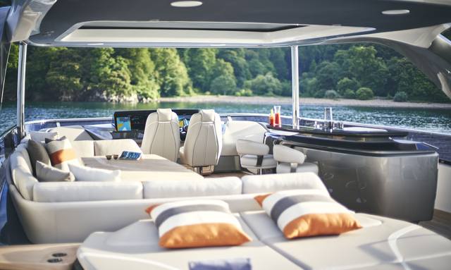 Lilyan yacht Flybridge that matches larger yachts