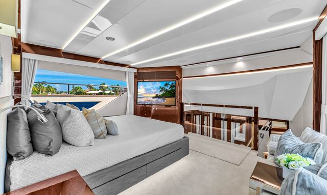 Linzee yacht Split-Level Master Cabin
