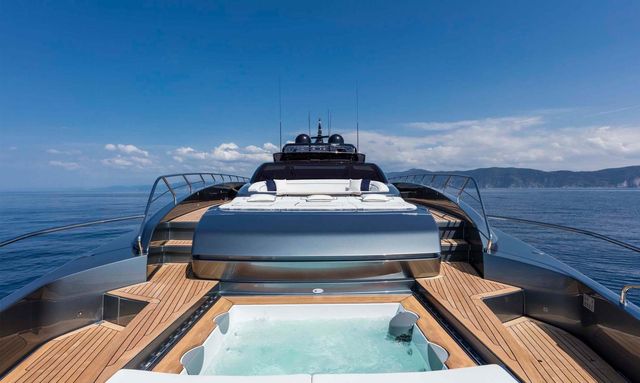 Taku yacht Forward Jacuzzi Hideaway