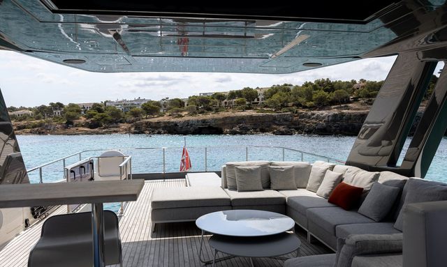 CS10 Mare yacht Flybridge Amenities