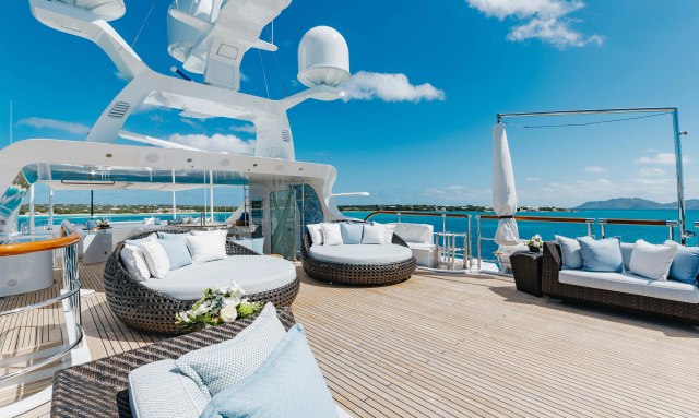 Lady B yacht Expansive Sundeck