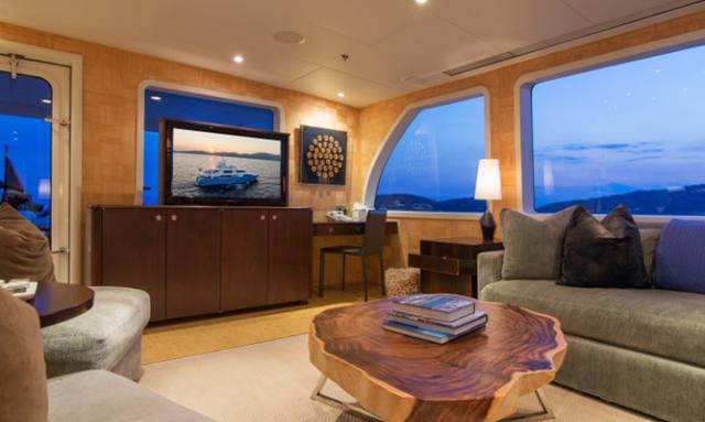 Adventurer II yacht Full-Beam Skylounge