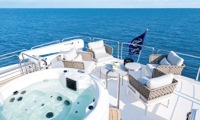Horizon FD80 /15 yacht Jacuzzi With Bridge Bar Flow