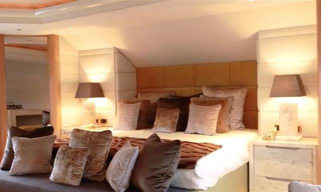 Anna J yacht Flexible Twelve-Guest Arrangement