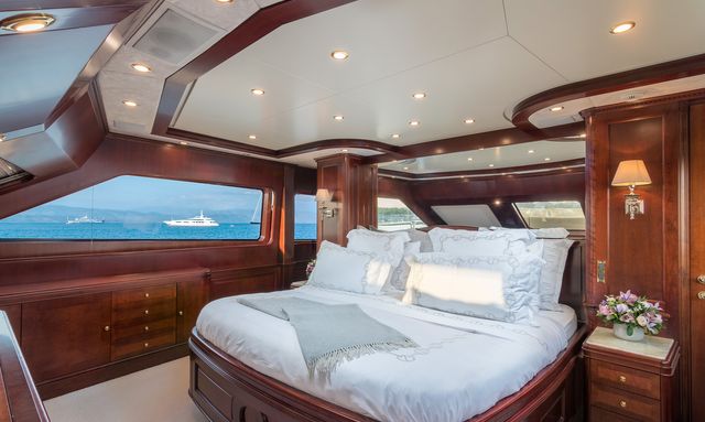 Endless Summer yacht Forward Owner Suite