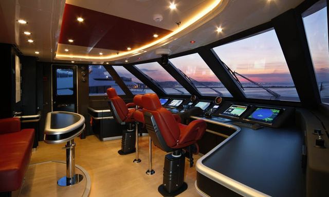 Muza yacht Functional Wheelhouse